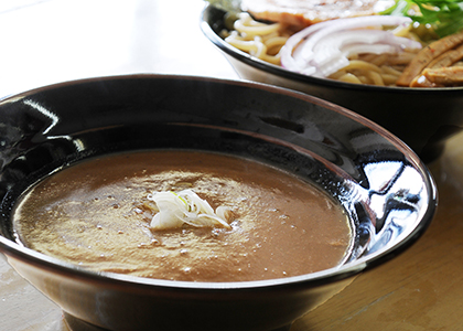 「天然川エビつけ麺」鶏白湯をベースに天然川エビを合わせたスープ。濃厚なエビの旨みが絶品です！