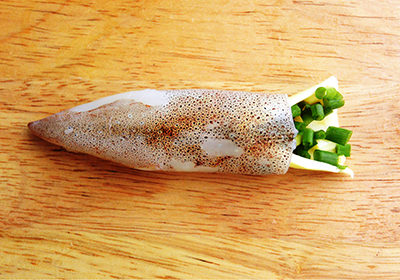 材料をイカの胴に入れます