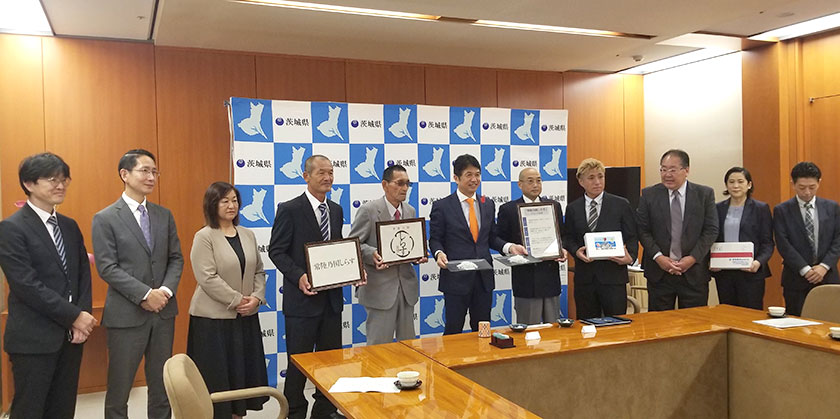 「霞ヶ浦 暁のしらうお」の生産者の皆さんと大井川知事