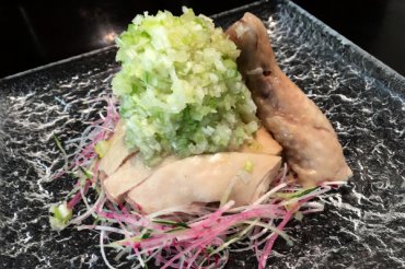 骨付き蒸し鶏の冷菜　山盛り葱ソースがけ