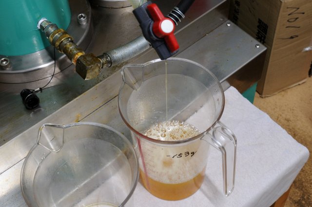 特殊な圧搾機で油を圧搾する