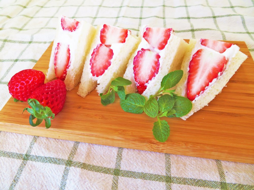 茨城県オリジナルいちご いばらキッスのサンドイッチ