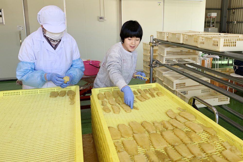 「(芋が柔らかいので)くずれちゃう!」と言いながら棚に並べていました。