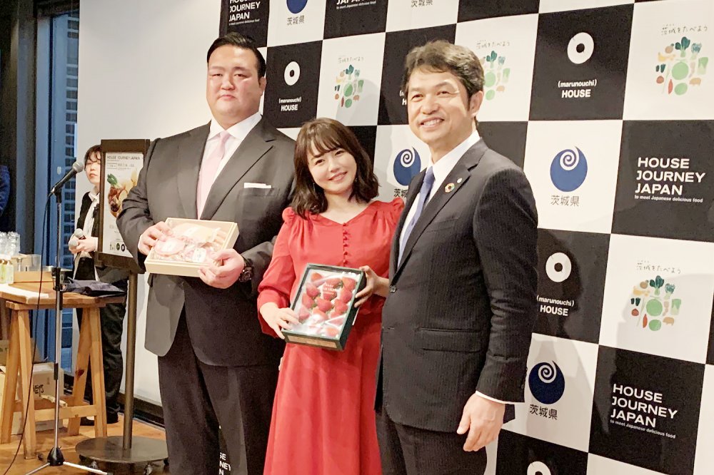 荒磯親方(左) 磯山さやかさん(中央) 大井川茨城県知事(右)