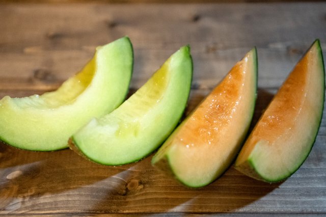 カットしたタカミメロン・タカミレッド