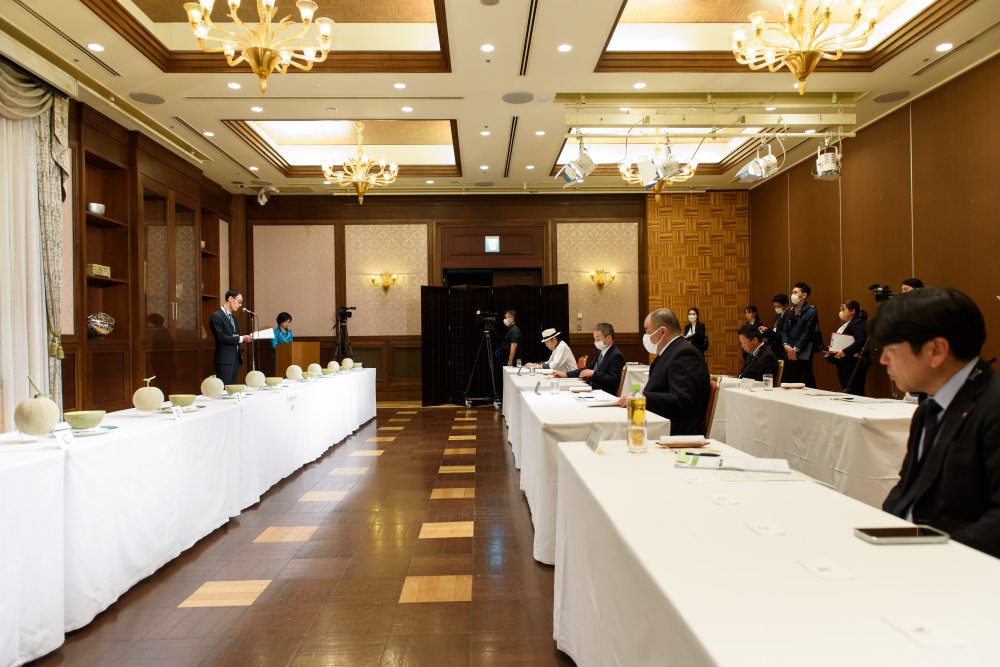 最終審査に残ったメロンと審査員