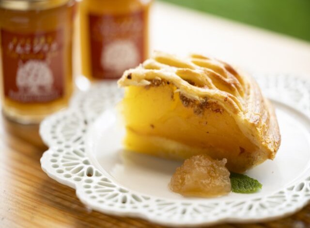 りんご園で焼いたぜいたくアップルパイ カット