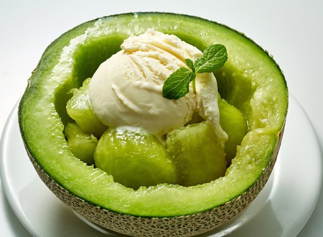 アイスの入った半分メロン