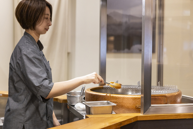 銅製の鍋で一つひとつ丁寧にトンカツを揚げるシェフの阿部さん