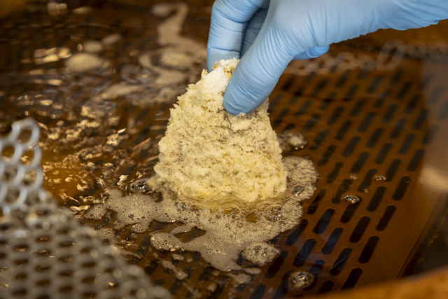 とんかつは、140℃の低温自家製ラードでじっくりと揚げることで、やわらかくしっとりと仕上がります♪