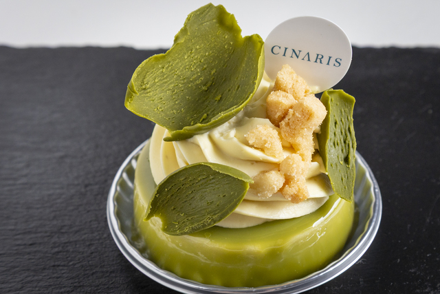 和の要素と洋菓子の技術が絶妙に融合し、美しく仕上がった逸品！