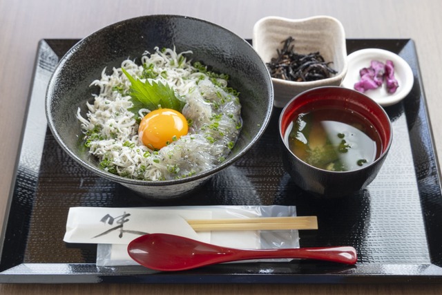 大洗しらす三色丼1,850円。たまごは奥久慈卵、白米も県産米でこの日は「にじのきらめき」