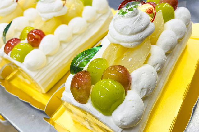 「和梨とぶどうのロール」は、ふわふわのスポンジの間に梨のコンポートがたっぷり！