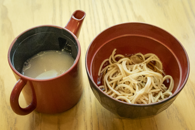 蕎麦の栄養素がたっぷりとけこんでいるそば湯までぜひ味わって。
