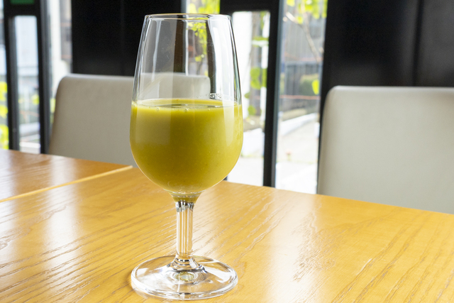 野菜と果物を搾汁して作ったロージュースは、繊維質を取り除いているため体に負担がかからず、食前に飲むのがおすすめ。