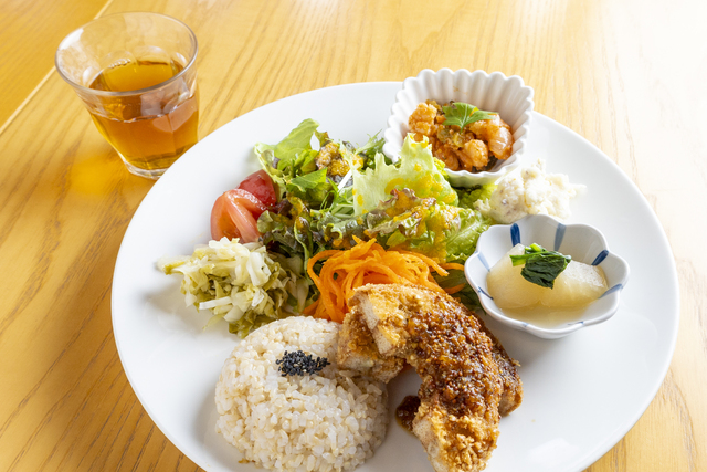 『有機熟成三年番茶』には、消化吸収を助ける働きがあり、ボリュームのあるプレートとの相性抜群です。