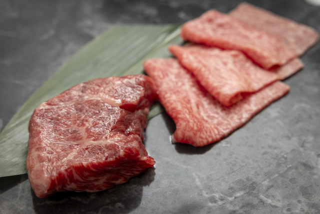 肉のイイジマ自慢の良質の常陸牛の霜降り具合が美しい 