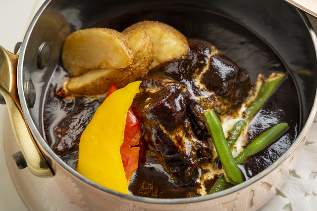 野菜もデミグラスの深いコクと重なり合い、ちょうどいいアクセントになっています