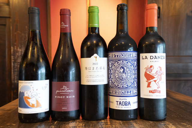 国産ワインの『2022陽はまた昇る』はさっぱりとした味わいでお肉との相性ピッタリ♪