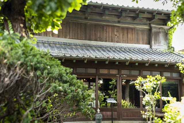 昭和時代にタイムスリップしたような外観。庭には神社の祠もあります。