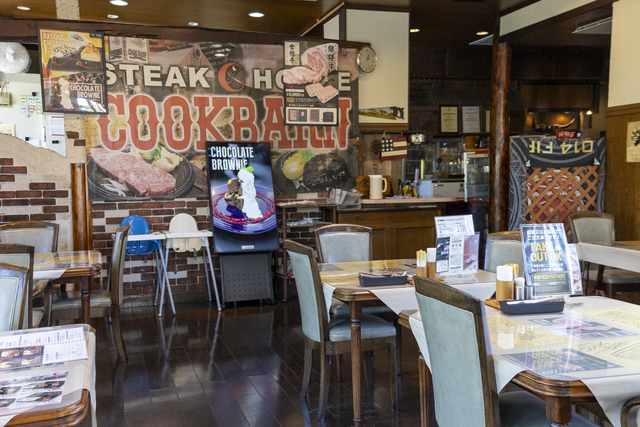 ウエスタン調の店内で味わう本格ステーキは、まるでアメリカにいる気分