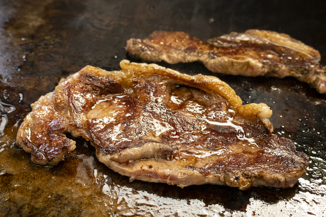 牛脂をたっぷり使って表面をカリッと、分厚鉄板で絶妙な火入れを行います