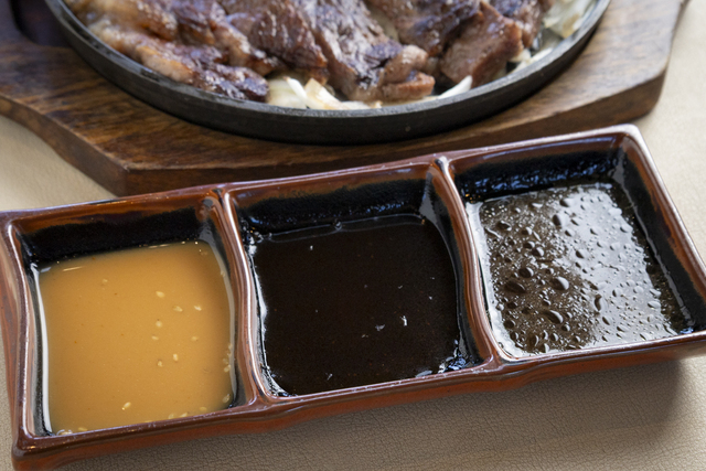 3種類のソースは左からゴマ、ガーリック、ビネガー！自分好みのソースを‼