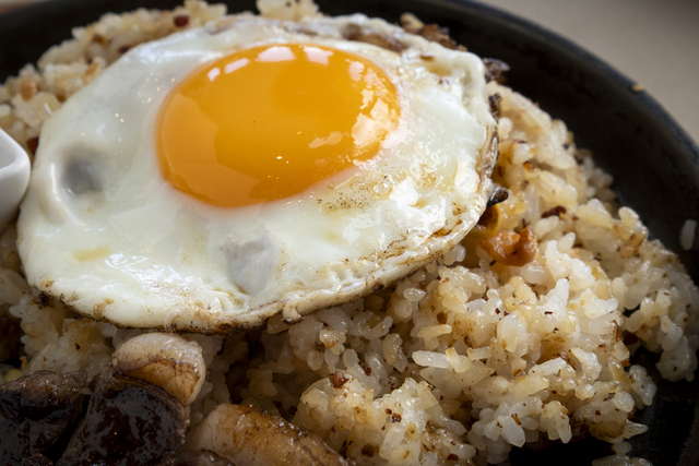 とろりとした半熟卵とガーリックライスの組み合わせが最高！