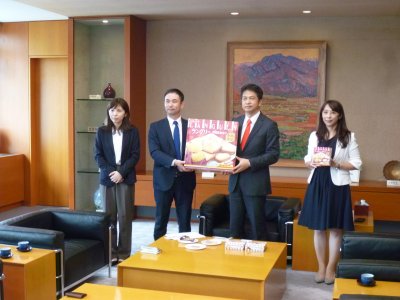 知事表敬訪問の様子