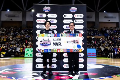 MVPを獲得した選手へ、協議会から茨城県銘柄豚肉の「常陸の輝き10kg」を贈呈