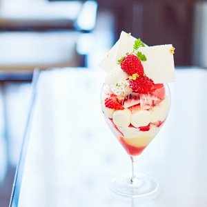 「エンポリオ アルマーニ カフェ」において「いばらキッス」スイーツを販売中！